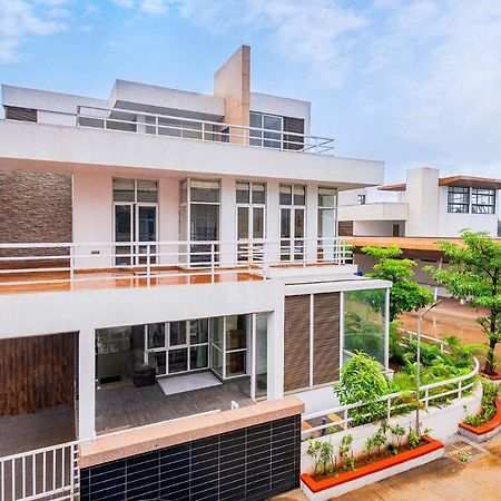 לונבלה Sierra Skies By Stayvista - A Mountain-View Villa Featuring A Rooftop Swimming Pool, Jacuzzi, Turf, And A Gym For An Elevated Stay מראה חיצוני תמונה